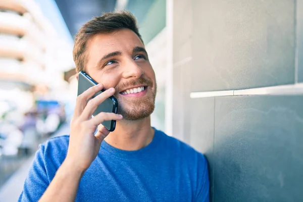 Ung Kaukasisk Man Ler Glad Prata Smartphone Staden — Stockfoto