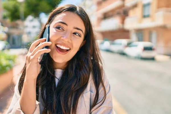 Ung Latinamerikansk Kvinna Ler Glad Pratar Smartphone Staden — Stockfoto