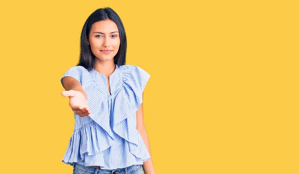 Jovem Bela Menina Latina Vestindo Roupas Casuais Sorrindo Alegre Oferecendo — Fotografia de Stock