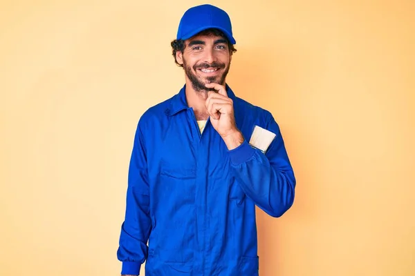 Jovem Bonito Com Cabelo Encaracolado Urso Vestindo Uniforme Macacão Construtor — Fotografia de Stock