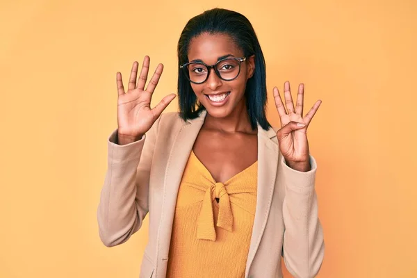 Giovane Donna Afroamericana Che Indossa Abiti Lavoro Mostrando Indicando Con — Foto Stock