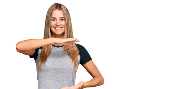 Junge Blonde Frau Lässiger Kleidung Gestikuliert Mit Händen Die Große — Stockfoto