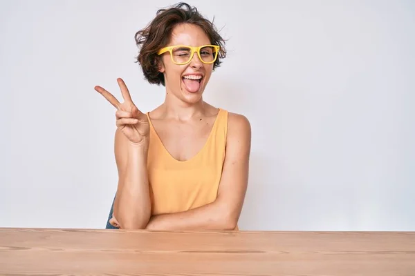 Jonge Latijns Amerikaanse Vrouw Casual Kleding Een Bril Zittend Tafel — Stockfoto