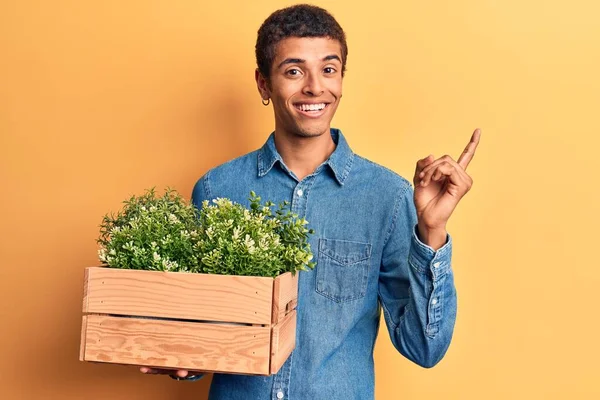 Jovem Americano Africano Segurando Panela Madeira Com Planta Sorrindo Feliz — Fotografia de Stock