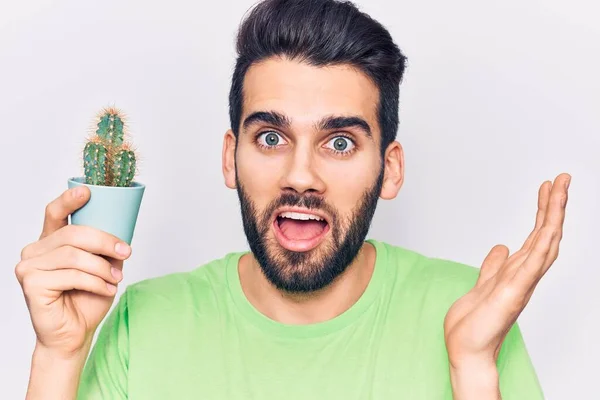 Jeune Homme Beau Avec Barbe Tenant Petit Pot Cactus Célébrant — Photo