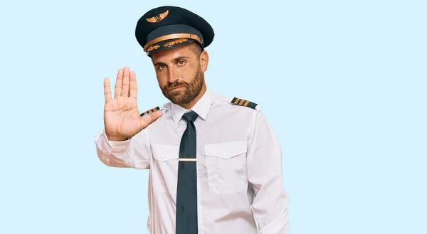Bell Uomo Con Barba Che Indossa Uniforme Pilota Aeroplano Che — Foto Stock