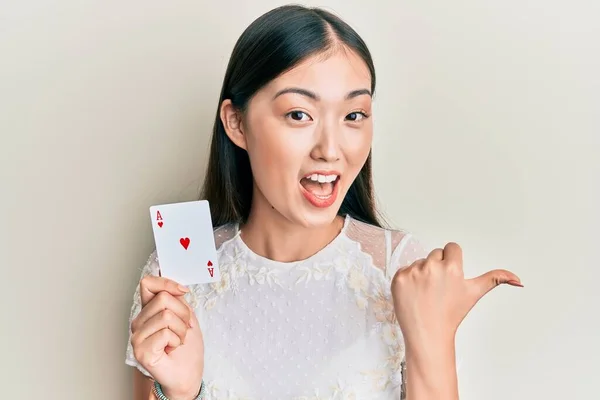 Genç Çinli Bir Kadın Elinde Poker Kartı Başparmağıyla Yan Tarafı — Stok fotoğraf