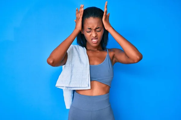 Jonge Afro Amerikaanse Vrouw Draagt Sportkleding Die Lijdt Aan Hoofdpijn — Stockfoto