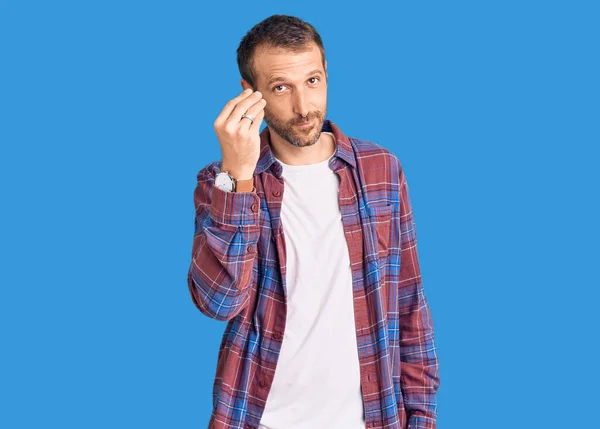 Jovem Homem Bonito Vestindo Roupas Casuais Fazendo Gesto Italiano Com — Fotografia de Stock