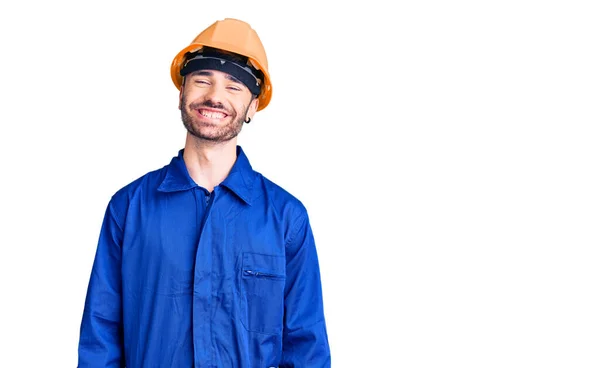 Joven Hombre Hispano Vistiendo Uniforme Trabajador Con Una Sonrisa Alegre —  Fotos de Stock