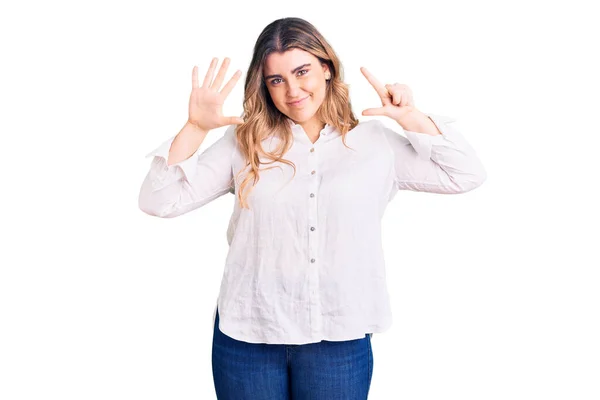 Mulher Caucasiana Jovem Vestindo Roupas Casuais Mostrando Apontando Para Cima — Fotografia de Stock