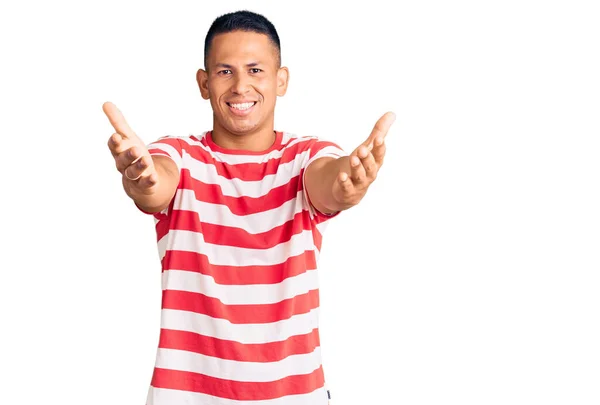 Joven Hombre Latino Guapo Usando Ropa Casual Mirando Cámara Sonriendo —  Fotos de Stock