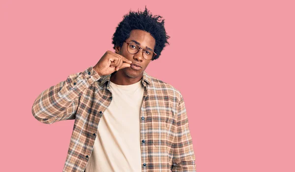 Hombre Afroamericano Guapo Con Pelo Afro Usando Ropa Casual Gafas — Foto de Stock