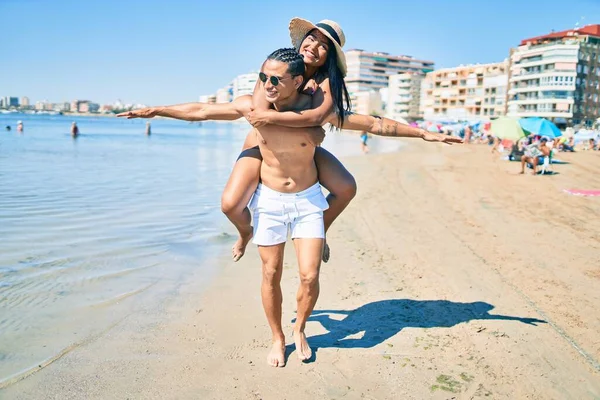 Joven Pareja Latina Vistiendo Traje Baño Sonriendo Feliz Caminando Playa —  Fotos de Stock