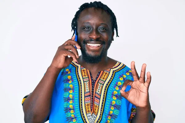 Jovem Afro Americano Com Tranças Vestindo Tshirt Étnica Conversando Smartphone — Fotografia de Stock