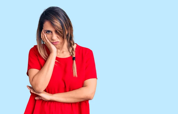 Junge Schöne Frau Lässigem Shirt Denkt Müde Und Gelangweilt Von — Stockfoto