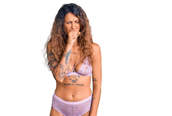 Ung Latinamerikansk Kvinna Med Tatuering Klädd Underkläder Mår Dåligt Och — Stockfoto