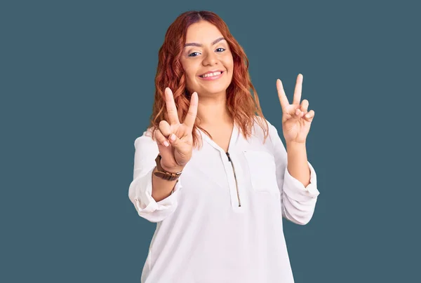 Jonge Latijnse Vrouw Casual Kleren Glimlachend Naar Camera Kijkend Met — Stockfoto