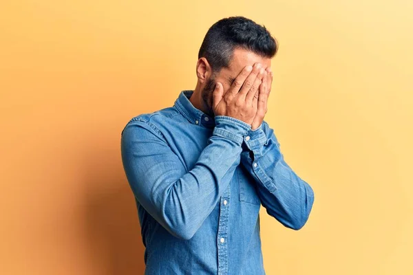 Junger Hispanischer Mann Lässiger Kleidung Mit Traurigem Gesichtsausdruck Der Das — Stockfoto