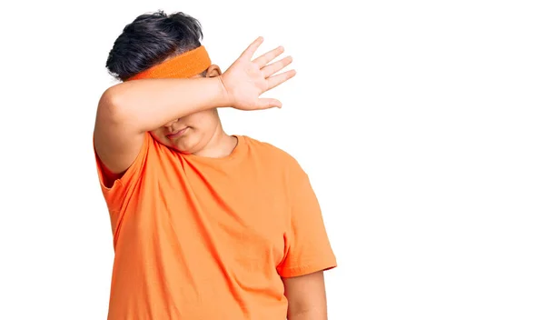 Kleine Jongen Draagt Sportkleding Bedekt Ogen Met Een Arm Ziet — Stockfoto