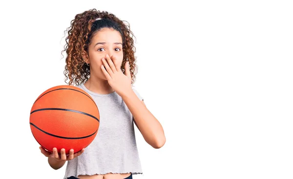 Bella Bambina Con Capelli Ricci Che Tengono Palla Basket Che — Foto Stock