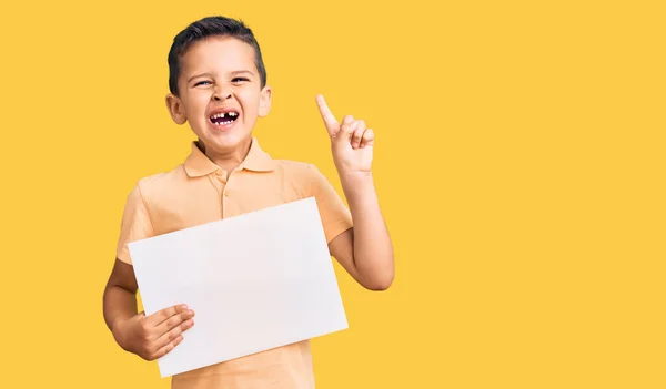 Pequeno Garoto Bonito Segurando Banner Papelão Com Espaço Branco Surpreso — Fotografia de Stock