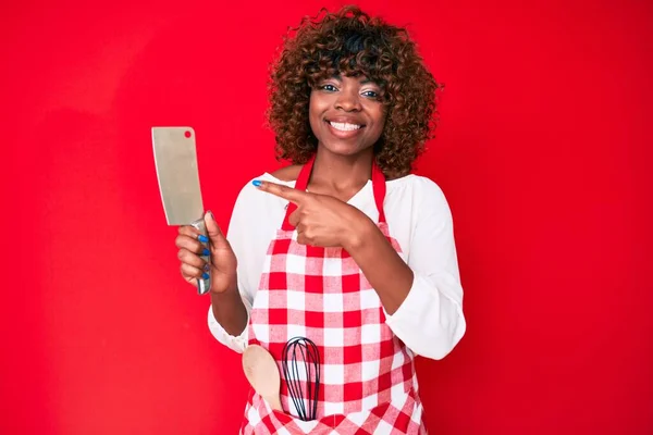 Mujer Afroamericana Joven Con Delantal Cocinero Sosteniendo Cuchillo Sonriendo Feliz —  Fotos de Stock