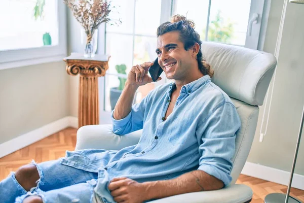 Joven Hombre Hispano Sonriendo Feliz Hablando Teléfono Inteligente Casa —  Fotos de Stock