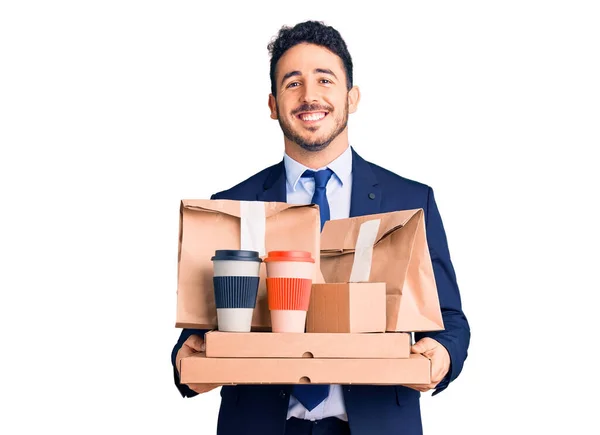 Mladý Hispánec Obleku Drží Odnášející Kávu Jídlo Vypadá Pozitivně Šťastně — Stock fotografie