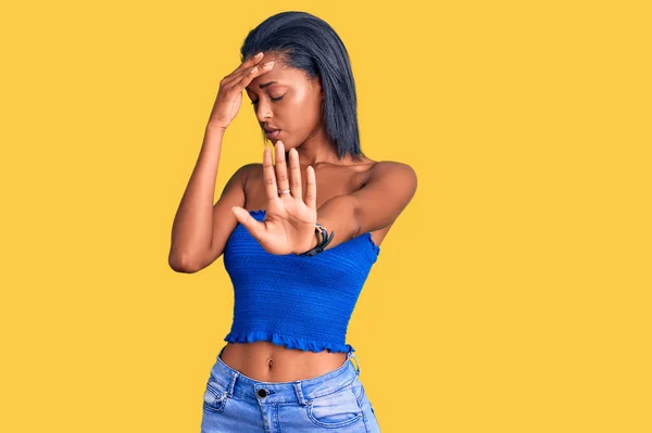 Mujer Afroamericana Joven Vestida Con Ropa Verano Casual Cubriendo Los —  Fotos de Stock