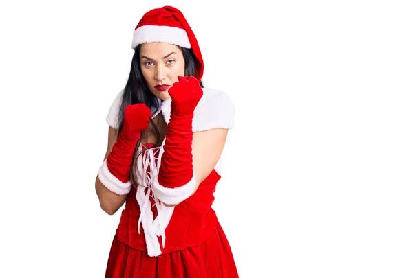 Νεαρή Όμορφη Καυκάσια Γυναίκα Φορώντας Κοστούμι Santa Claus Έτοιμη Πολεμήσει — Φωτογραφία Αρχείου