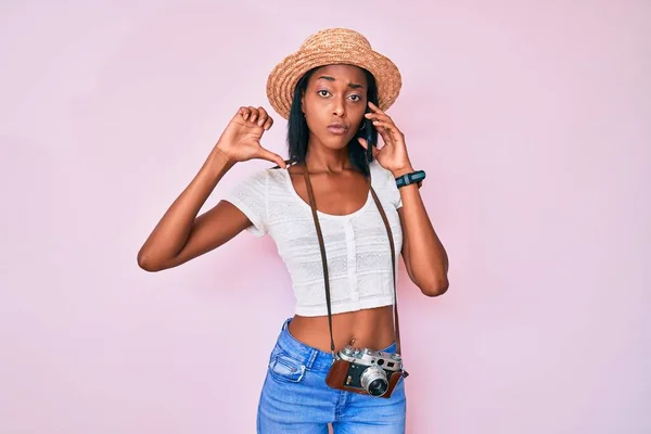 Mujer Afroamericana Joven Sosteniendo Cámara Vintage Hablando Teléfono Inteligente Con —  Fotos de Stock