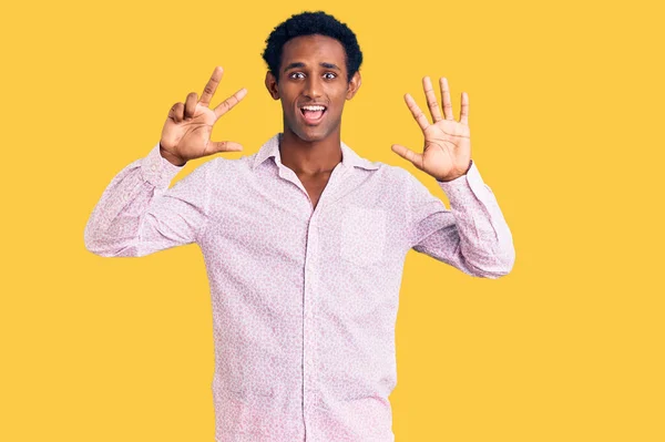 Africano Guapo Hombre Usando Casual Rosa Camisa Mostrando Señalando Hacia —  Fotos de Stock