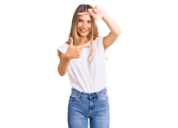 Schöne Kaukasische Frau Mit Blonden Haaren Trägt Legeres Weißes Shirt — Stockfoto