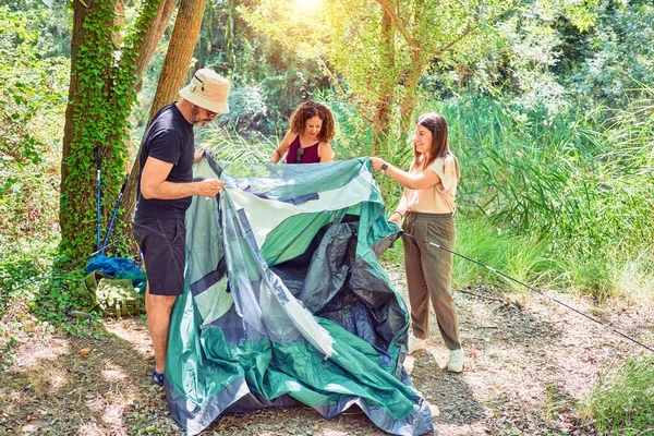 Famille Randonneurs Installant Tente Pour Camper Dans Forêt — Photo