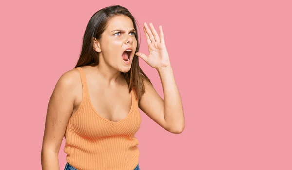 Jeune Femme Caucasienne Portant Des Vêtements Décontractés Criant Criant Fort — Photo