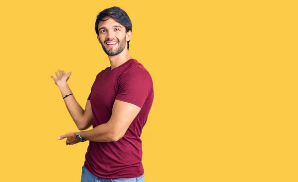 Bonito Homem Hispânico Vestindo Roupas Casuais Convidando Para Entrar Sorrindo — Fotografia de Stock