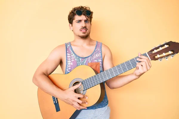 Ung Kaukasisk Man Med Lockigt Hår Spelar Klassisk Gitarr Ledtrådar — Stockfoto