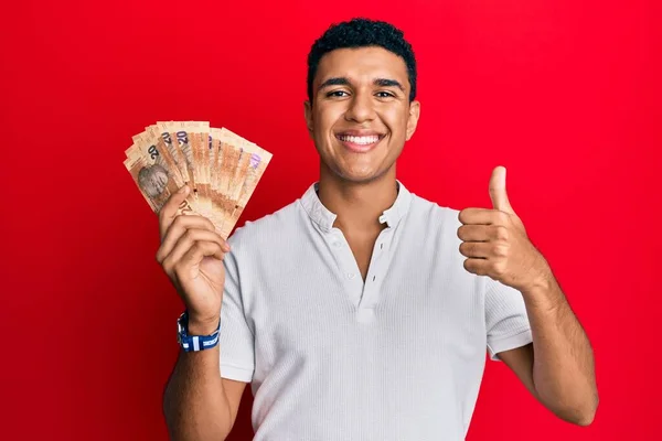 Hombre Árabe Joven Sosteniendo Billetes Rand Sudafricanos Sonriendo Feliz Positivo —  Fotos de Stock