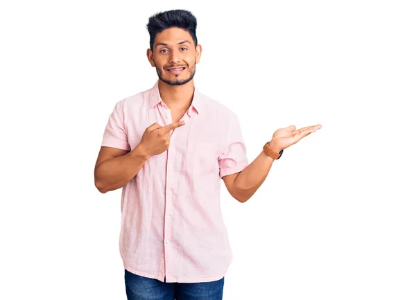 Bonito Jovem Latino Americano Vestindo Camisa Verão Casual Espantado Sorrindo — Fotografia de Stock