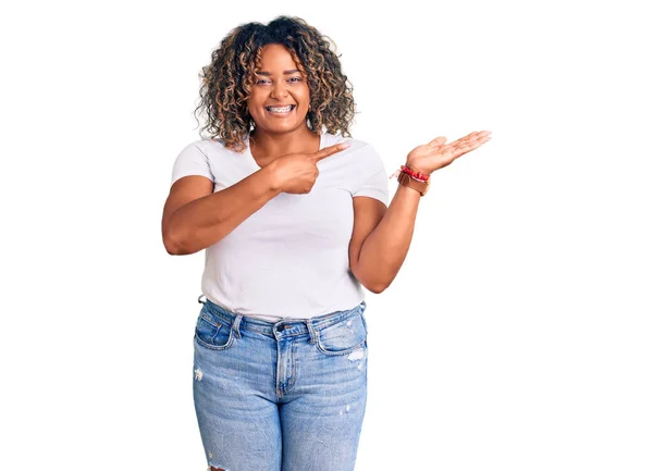 Jovem Afro Americana Size Mulher Vestindo Roupas Casuais Espantado Sorrindo — Fotografia de Stock