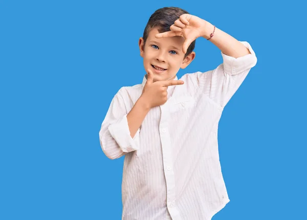 エレガントなシャツを着てかわいいブロンドの子供は 幸せな顔で手や指でフレームを作り笑顔 創造性と写真の概念 — ストック写真