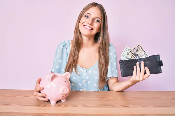 Jong Blond Meisje Houden Portemonnee Met Dollars Spaarvarken Bank Zitten — Stockfoto