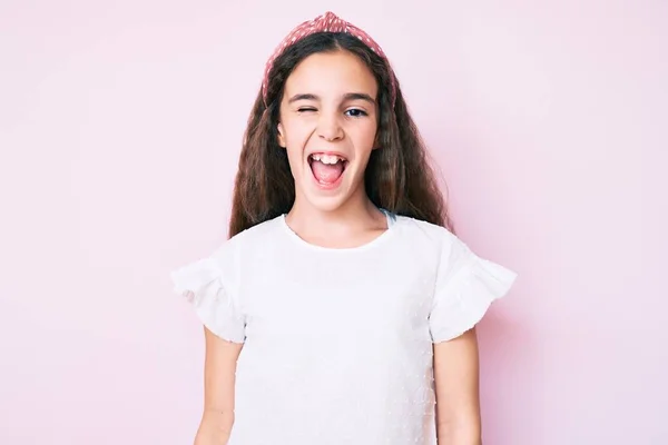 Söt Hispanic Barn Flicka Bär Casual Kläder Och Diadem Blinkande — Stockfoto