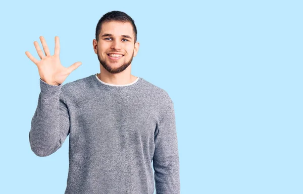 Joven Hombre Guapo Con Suéter Casual Mostrando Apuntando Hacia Arriba — Foto de Stock