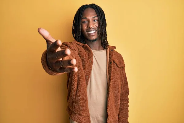 Hombre Afroamericano Con Trenzas Que Usan Chaqueta Retro Marrón Sonriendo —  Fotos de Stock