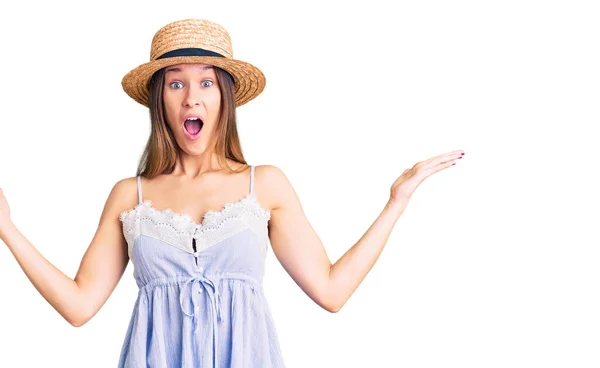 Jovem Morena Bonita Usando Chapéu Verão Celebrando Vitória Com Sorriso — Fotografia de Stock