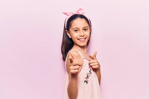 Vacker Barn Flicka Bär Casual Kläder Pekar Finger Till Kamera — Stockfoto