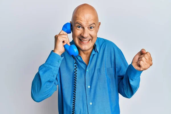Orta Yaşlı Kel Adam Telefonda Konuşuyor Gururla Bağırıyor Zaferi Kutluyor — Stok fotoğraf