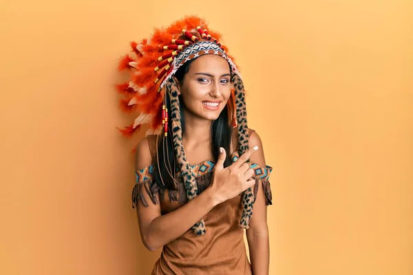 年轻的黑发女人穿着印度服装 面带微笑 手指手画脚地朝旁边看去 脸上带着愉快而自然的表情 — 图库照片
